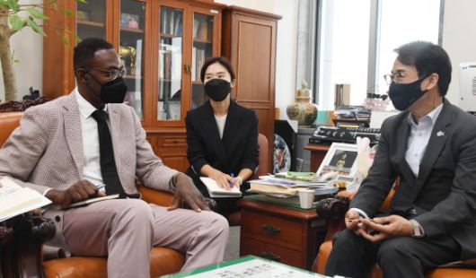 3일 방한 중인 가딘 가필드 넷플릭스 공공정책 수석부사장이 서울 여의도 국회 과학기술정보방송통신위원회에서 이원욱 위원장과 대화하고 있다. 사진=뉴시스화상