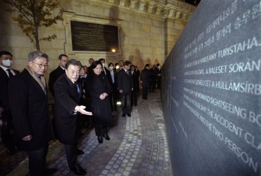 [부다페스트=뉴시스] 김진아 기자 = 문재인 대통령과 김정숙 여사가 2일(현지시간) 헝가리 부다페스트 머르기트교 선박사고 추모공간에서 추모비를 보며 박철민 주헝가리 대사의 설명을 듣고 있다. 2021.11.03. bluesoda@newsis.com <저작권자ⓒ 공감언론 뉴시스통신사. 무단전재-재배포 금지.> /사진=뉴시스화상