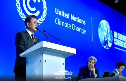 (서울=뉴스1) = 문재인 대통령이 2일(현지시간) 영국 글래스고 스코틀랜드 이벤트 캠퍼스에서 열린 국제메탄서약 출범식에서 메탄 감축 방안을 밝히고 있다.(청와대 페이스북) 2021.11.3/뉴스1 /사진=뉴스1화상