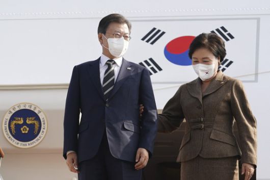 (서울=뉴스1) = 7박 9일간의 유럽 순방일정을 마친 문재인 대통령과 김정숙 여사가 5일 경기도 성남시 서울공항에 도착하고 있다.(청와대 제공)2021.11.5/뉴스1 /사진=뉴스1화상