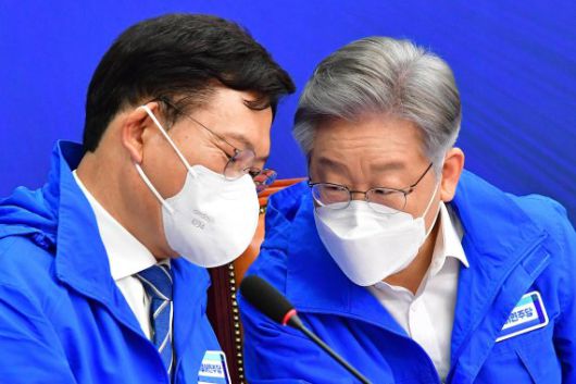 더불어민주당 이재명 대선후보와 송영길 상임선거대책위원장이 8일 국회에서 열린 중앙선거대책위원회의에서 대화를 하고 있다. 사진=박범준 기자