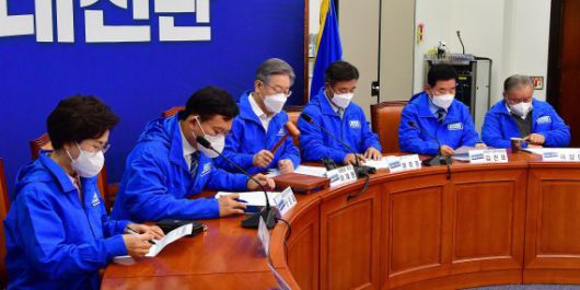 이재명 더불어민주당 대선후보가 8일 국회에서 열린 중앙선거대책위원회의에서 의사봉을 두드리고 있다. 사진=박범준 기자