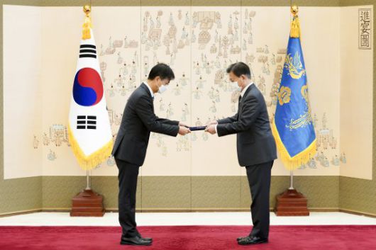 [서울=뉴시스] 전진환 기자 = 문재인 대통령이 12일 오전 청와대 본관 접견실에서 최재해 신임 감사원장에게 임명장을 수여하고 있다. 2021.11.12. amin2@newsis.com <저작권자ⓒ 공감언론 뉴시스통신사. 무단전재-재배포 금지.> /사진=뉴시스화상