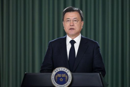 [서울=뉴시스] 문재인 대통령이 11일 개최된 아시아태평양경제협력체 최고경영자 회의 2021(APEC CEO Summit 2021) ‘에너지의 미래’ 세션의 기조연설을 영상을 통해 전하고 있다. (사진=청와대 제공) 2021.11.11. photo@newsis.com /사진=뉴시스