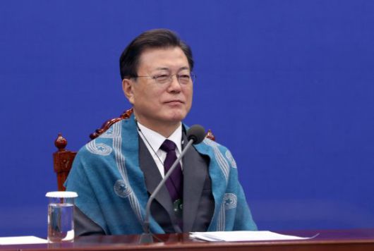 [서울=뉴시스] 전진환 기자 = 문재인 대통령이 12일 오후 청와대 여민관 영상회의실에서 열린 APEC 화상 정상회의에 참석해 기념촬영을 하고 있다. 2021.11.12. amin2@newsis.com <저작권자ⓒ 공감언론 뉴시스통신사. 무단전재-재배포 금지.> /사진=뉴시스화상