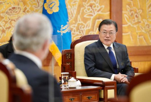 (서울=뉴스1) 유승관 기자 = 문재인 대통령이 16일 청와대 본관에서 리처드 해쳇 감염병혁신연합(CEPI·세피) 대표를 접견하고 있다. 세피(CEPI)는 인류를 위협할 수 있는 잠재적인 전염병을 미리 파악하고 관련 백신을 사전에 개발·비축하기 위해 2017년 출범한 보건 전문 국제 민간기구다. 2021.11.16/뉴스1 /사진=뉴스1화상