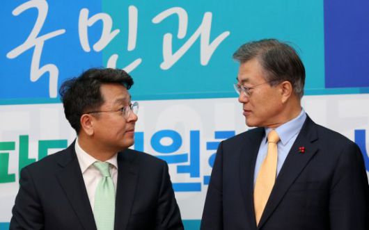 2016년 당시 더불어민주당 문재인 대표와 이철희 두문정치전략연구소장이 서울 여의도 국회 당대표회의실에서 열린 뉴파티위원회 출범회의에서 대화를 나누고 있는 모습. © News1 박지혜 기자 /사진=뉴스1