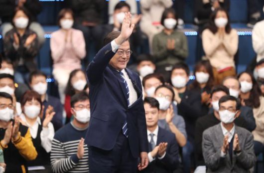 [서울=뉴시스] 전진환 기자 = 문재인 대통령이 21일 오후 2021 국민과의 대화 '일상으로' 가 열린 서울 여의도 KBS 공개홀에 입장해 참석자들에게 손을 들어 인사하고 있다. 2021.11.21. amin2@newsis.com <저작권자ⓒ 공감언론 뉴시스통신사. 무단전재-재배포 금지.> /사진=뉴시스화상