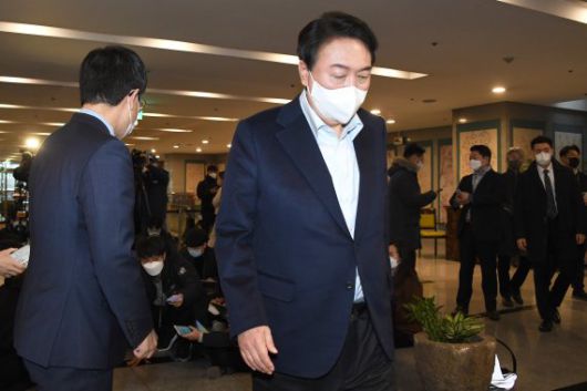 윤석열 국민의힘 대선 후보가 당 대선 경선 레이스에 참여했던 후보자들과 오찬을 위해 23일 서울 여의도 한 식당으로 들어서고 있다. 사진=뉴시스화상