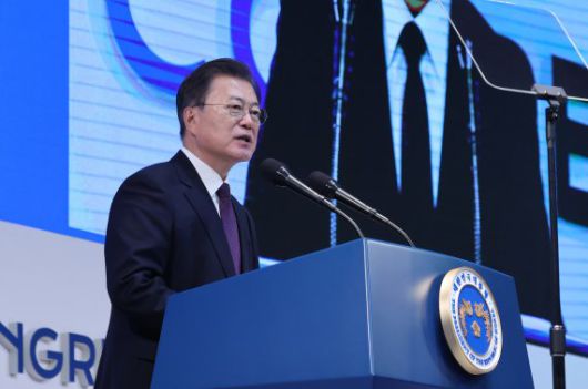 [서울=뉴시스] 전진환 기자 = 문재인 대통령이 1일 서울 광진구 그랜드워커힐 호텔에서 열린 제33차 세계협동조합대회 개회식에서 축사를 하고 있다. 2021.12.01. amin2@newsis.com <저작권자ⓒ 공감언론 뉴시스통신사. 무단전재-재배포 금지.> /사진=뉴시스화상