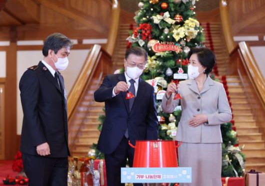 [서울=뉴시스] 김진아 기자 = 문재인 대통령과 김정숙 여사가 3일 오전 청와대에서 열린 '2021 기부·나눔단체 초청행사'에 참석, 구세군 모금함에 성금을 기부한 뒤 전달받은 구세군 종을 흔들고 있다. 2021.12.03. bluesoda@newsis.com <저작권자ⓒ 공감언론 뉴시스통신사. 무단전재-재배포 금지.> /사진=뉴시스화상