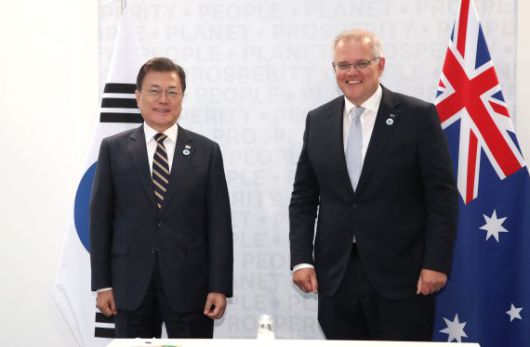 [로마=뉴시스] 김진아 기자 = 문재인 대통령이 31일(현지시간) 이탈리아 로마 누볼라 컨벤션 양자회담장에서 스콧 모리슨 호주 총리와 정상회담을 하기에 앞서 기념촬영을 하고 있다. 2021.10.31. bluesoda@newsis.com <저작권자ⓒ 공감언론 뉴시스통신사. 무단전재-재배포 금지.> /사진=뉴시스화상