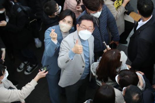 매타버스(매주 타는 민생버스) 다섯 번째 행선지로 고향인 대구·경북(TK)을 찾은 이재명 더불어민주당 대선 후보와 부인 김혜경 씨가 10일 오후 경북 경주시 황리단길을 걸으며 시민들에게 인사를 하고 있다. 사진=뉴스1화상