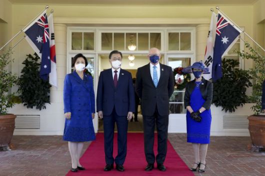 [캔버라=뉴시스] 전진환 기자 = 호주를 국빈 방문 중인 문재인 대통령과 김정숙 여사가 13일 호주 캔버라 총독 관저에서 데이비드 헐리 총독 내외와 기념촬영을 하고 있다. 2021.12.13. amin2@newsis.com <저작권자ⓒ 공감언론 뉴시스통신사. 무단전재-재배포 금지.> /사진=뉴시스화상