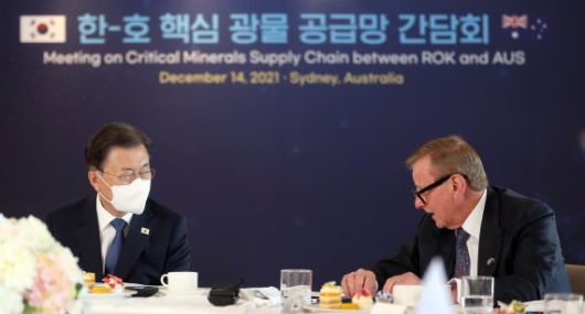 [시드니=뉴시스] 전진환 기자 = 호주를 국빈 방문중인 문재인 대통령이 14일 호주 시드니의 한 호텔에서 열린 한-호주 핵심광물 공급망 간담회에 참석해해 사이먼 크린 한-호주 경제협력위원회(AKBC) 위원장의 발언을 듣고 있다. 2021.12.14. amin2@newsis.com <저작권자ⓒ 공감언론 뉴시스통신사. 무단전재-재배포 금지.> /사진=뉴시스화상