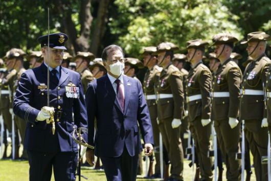 [캔버라=뉴시스] 전진환 기자 = 호주를 국빈 방문 중인 문재인 대통령이 13일 캔버라 호주 연방총독 관저 야외정원에서 열린 공식 환영식에서 의장대를 사열하고 있다. 2021.12.13. amin2@newsis.com <저작권자ⓒ 공감언론 뉴시스통신사. 무단전재-재배포 금지.> /사진=뉴시스화상