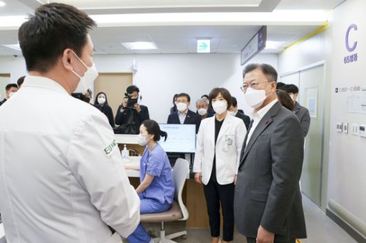 문재인 대통령이 24일 서울 강서구 마곡동 이화여자대학교 의과대학 부속 서울병원을 방문, 의료진과 대화하고 있다. 사진=뉴시스