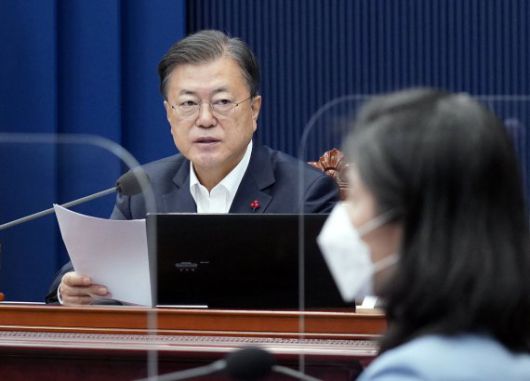 [서울=뉴시스] 김진아 기자 = 문재인 대통령이 21일 청와대 여민관에서 열린 영상국무회의에서 발언하고 있다. 오른쪽은 김외숙 인사수석. 2021.12.21. bluesoda@newsis.com <저작권자ⓒ 공감언론 뉴시스통신사. 무단전재-재배포 금지.> /사진=뉴시스화상