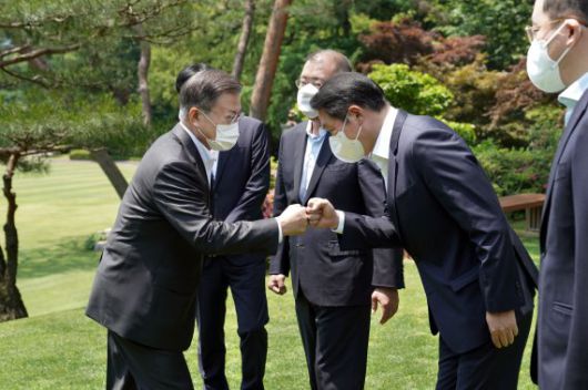 [서울=뉴시스]김진아 기자 = 문재인 대통령이 2일 청와대 상춘재에서 4대 그룹 대표 초청 간담회에 앞서 최태원 SK그룹 회장과 인사를 하고 있다. 2021.06.02. bluesoda@newsis.com /사진=뉴시스