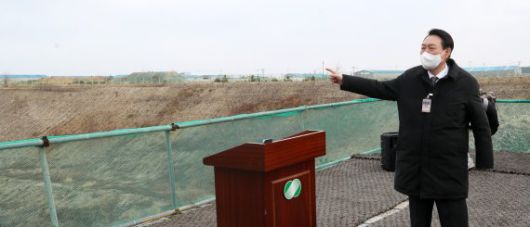 [울진=뉴시스] 전신 기자 = 윤석열 국민의힘 대선 후보가 29일 경북 울진 신한울 3·4호기 건설현장을 방문해 미래에너지 살리는 공약 발표 전 현장을 바라보고 있다. 2021.12.29. photo1006@newsis.com <저작권자ⓒ 공감언론 뉴시스통신사. 무단전재-재배포 금지.> /사진=뉴시스화상