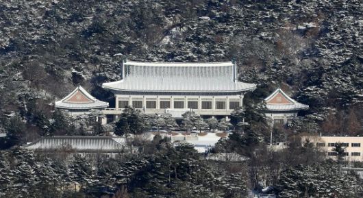 (서울=뉴스1) 박세연 기자 = 어제와 밤사이 서울과 수도권에 많은 눈이 내린 19일 오전 서울 청와대에 눈이 쌓여 있다. 2021.12.19/뉴스1 /사진=뉴스1화상