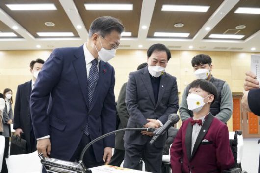 [공주=뉴시스] 김진아 기자 = 문재인 대통령이 29일 충남 공주시 공주대학교 옥룡캠퍼스에서 열린 공주대학교 부설 특수학교 설립 간담회를 마친 뒤 표형민 맑은소리 하모니카 앙상블 단원과 인사하고 있다. 2021.12.29. bluesoda@newsis.com <저작권자ⓒ 공감언론 뉴시스통신사. 무단전재-재배포 금지.> /사진=뉴시스화상