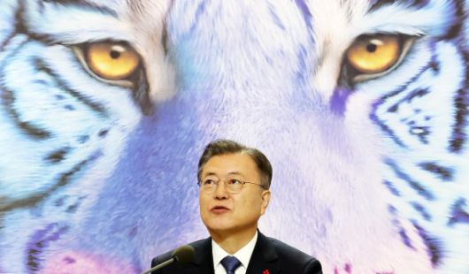 [서울=뉴시스] 전진환 기자 = 문재인 대통령이 3일 오전 청와대에서 화상으로 열린 '2022년 신년 인사회'에서 인사말을 하고 있다. 2022.01.03. amin2@newsis.com /사진=뉴시스