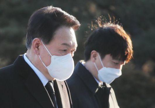 국민의힘 윤석열 대선 후보와 이준석 대표가 임인년(壬寅年) 새해 첫날인 1일 오전 서울 동작구 국립서울현충원을 참배하고 있다. 사진=뉴스1화상