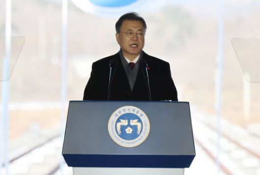 [고성=뉴시스] 전진환 기자 = 문재인 대통령이 5일 오전 강원 고성군 제진역에서 열린 동해선 강릉~제진 철도건설 착공식에서 발언 하고 있다. 2022.01.05. amin2@newsis.com <저작권자ⓒ 공감언론 뉴시스통신사. 무단전재-재배포 금지.> /사진=뉴시스화상