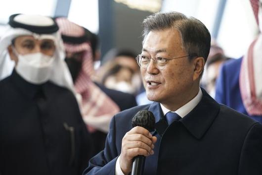 [리야드=뉴시스] 김진아 기자 = 문재인 대통령이 19일(현지시간) 삼성물산이 주도적으로 참여해 건설중인 리야드 메트로 프린세스 노라 여자대학 1번역을 방문해 발언하고 있다. 2022.01.19. bluesoda@newsis.com <저작권자ⓒ 공감언론 뉴시스통신사. 무단전재-재배포 금지.> /사진=뉴시스화상