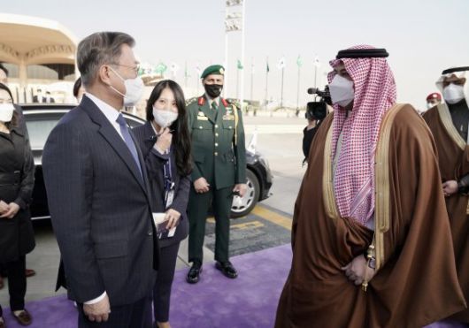 [리야드=뉴시스] 김진아 기자 = 아랍에미리트(UAE), 사우디아라비아, 이집트 등 중동 3개국 순방 중인 문재인 대통령과 부인 김정숙 여사가 19일(현지시간) 사우디아라비아 킹칼리드 국제공항 왕실터미널에서 이집트로 이동하기 위해 공군 1호기에 탑승하기 앞서 사우디 환송인사와 인사를 하고 있다. 2022.01.19. bluesoda@newsis.com <저작권자ⓒ 공감언론 뉴시스통신사. 무단전재-재배포 금지.> /사진=뉴시스화상