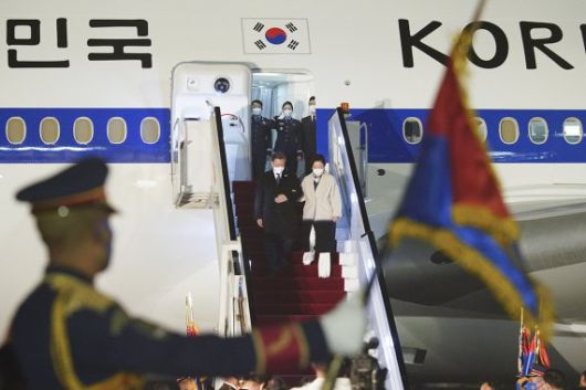 (서울=뉴스1) = 중동 3개국을 순방 중인 문재인 대통령과 김정숙 여사가 19일(현지시간) 이집트 카이로 국제공항에 도착해 공군 1호기에서 내리고 있다. (청와대 제공) 2022.1.20/뉴스1 /사진=뉴스1화상