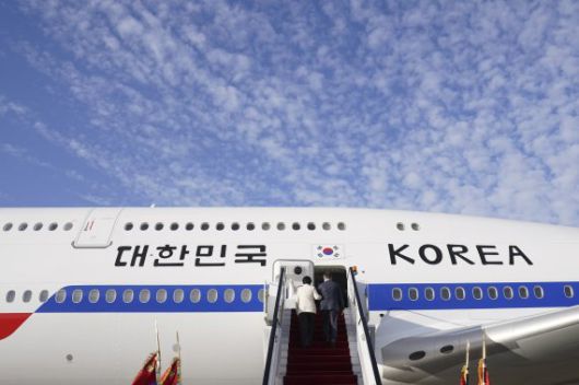 [카이로=뉴시스] 김진아 기자 = 아랍에미리트(UAE), 사우디아라비아, 이집트 등 중동 3개국 순방을 마친 문재인 대통령과 부인 김정숙 여사가 21일(현지시간) 이집트 카이로 국제공항에서 귀국하기 위해 공군 1호기에 오르고고 있다. 2022.01.21. bluesoda@newsis.com /사진=뉴시스