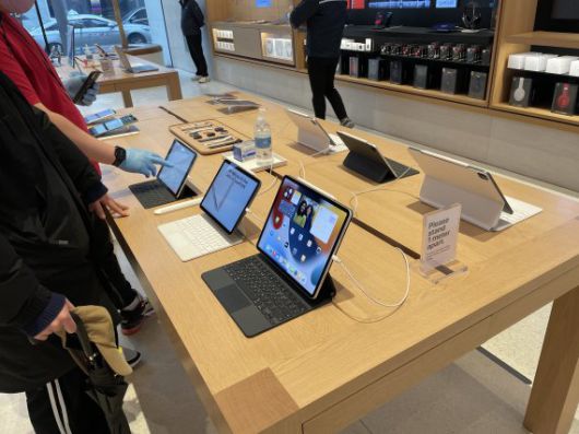 서울 강남구 신사동에 위치한 애플스토어에서 태블릿PC를 보러 온 소비자가 상품 설명을 듣고 있다. 사진=권준호 기자
