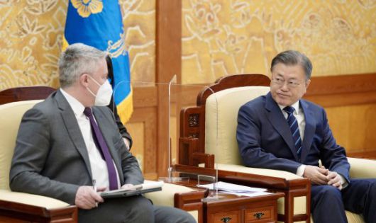 [서울=뉴시스] 전진환 기자 = 문재인 대통령이 9일 오전 청와대 본관 접견실에서 마티아스 코먼 경제협력개발기구(OECD) 사무총장을 접견 하고 있다. 2022.02.09. amin2@newsis.com <저작권자ⓒ 공감언론 뉴시스통신사. 무단전재-재배포 금지.> /사진=뉴시스화상