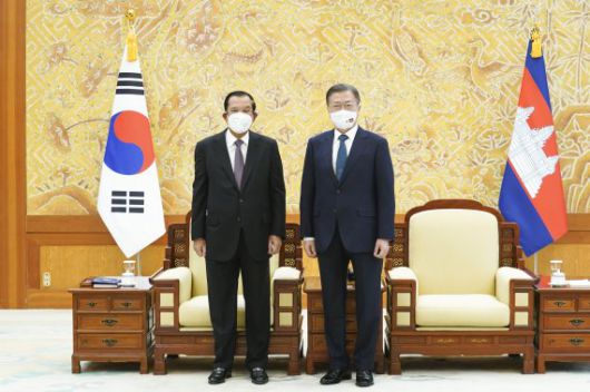 (서울=뉴스1) 이광호 기자 = 문재인 대통령이 11일 청와대에서 훈센 캄보디아 총리와 면담에 앞서 기념촬영을 하고 있다. 2022.2.11/뉴스1 /사진=뉴스1화상