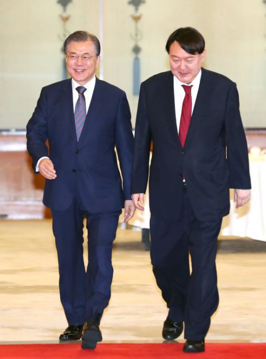 문재인 대통령이 2019년 7월 25일 청와대 본관에서 윤석열 신임 검찰총장 임명장 수여식을 마치고 환담장으로 향하고 있다. /사진=뉴시스