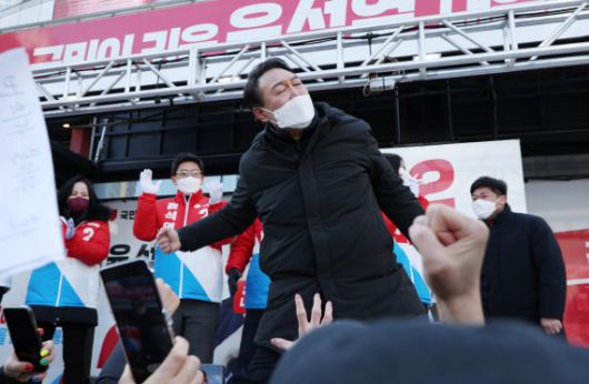윤석열 국민의힘 대선 후보가 17일 서울 송파구 석촌호수 서호 인근 사거리에서 유권자들을 향해 지지를 호소하고 있다. 사진=뉴시스화상