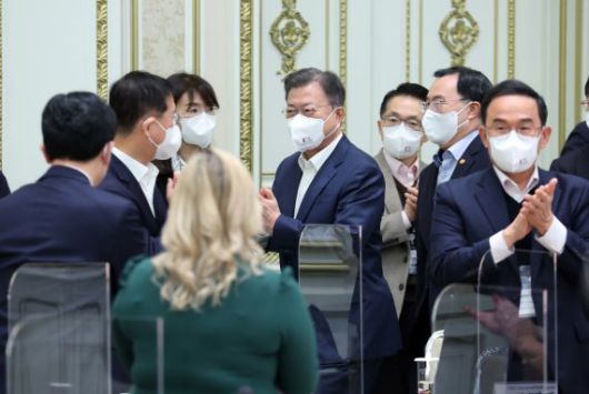 문재인 대통령이 17일 오전 청와대 영빈관에서 열린 외국인 투자기업인들과의 간담회에 참석하기 위해 입장하고 있다. 뉴시스