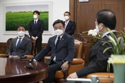 [서울=뉴시스] 최진석 기자 = 윤호중 더불어민주당 원내대표가 18일 오후 서울 여의도 국회에서 추가경정예산 처리 관련 박병석 국회의장과 면담하고 있다. (공동취재사진) 2022.02.18. photo@newsis.com <저작권자ⓒ 공감언론 뉴시스통신사. 무단전재-재배포 금지.> /사진=뉴시스화상