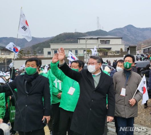 지난 19일 오전 조원진 우리공화당 대선 후보가 대구 달성군 유가읍 쌍계리 박근혜 전 대통령 사저 앞에서 지지자들에게 손을 흔들며 인사하고 있다. 뉴시스