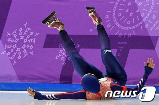 대만 스피드스케이팅 대표 황위팅이 12일 강릉스피드스케이팅 경기장에서 열린 여자 1500m 경기에서 넘어졌다. © AFP=News1 /사진=뉴스1