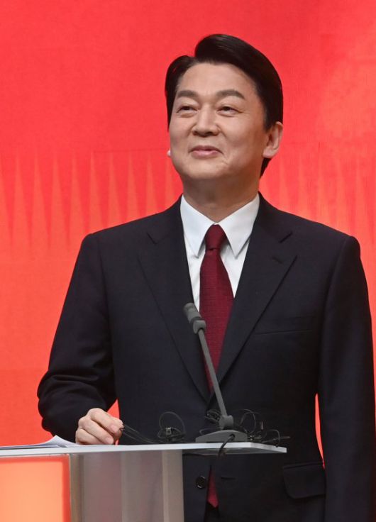 안철수 국민의당 대선 후보가 21일 서울 마포구 MBC에서 열린 중앙선거관리위원회 주관 첫 토론회를 준비하고 있다. 사진=뉴시스