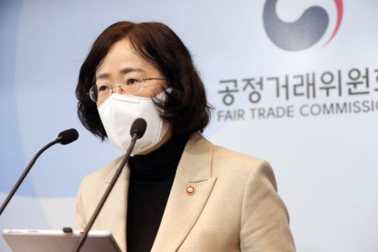 [세종=뉴시스] 강종민 기자 = 조성욱 공정거래위원장이 22일 오전 정부세종청사에서 대한항공이 아시아나항공의 주식 63.88%를 취득하는 기업결합을 조건부 승인하기로 결정했다고 발표하고 있다. 2022.02.22. ppkjm@newsis.com <저작권자ⓒ 공감언론 뉴시스통신사. 무단전재-재배포 금지.> /사진=뉴시스화상