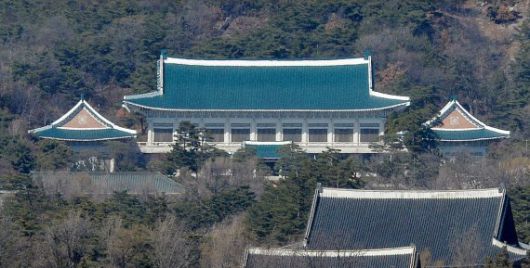 오늘(15일)부터 제20대 대통령선거 공식선거운동이 시작되면서 제주도민의 표심 향배가 관심이다. 제주는 '전국 1%'에 불과하지만 여야 모두 판세를 가늠할 요충지로 여기고 있다. 청와대 전경 /사진=뉴스1