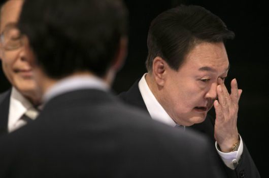 윤석열 국민의힘 대선 후보가 25일 오후 서울 마포구 상암동 SBS스튜디오에서 열린 중앙선거방송토론위원회 주관 제20대 대통령선거 후보 초청 2차 법정 TV 토론회에서 눈을 비비고 있다. 사진=뉴스1화상