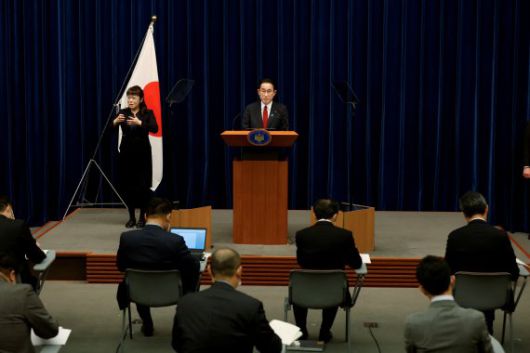 기시다 후미오 일본 총리가 25일 일본 도쿄 총리관저에서 우크라이나 사태와 관련 기자회견을 하고 있다. AP뉴시스                                    24일(현지시간) 우크라이나 동부 도네츠크에서 우크라이나 군인들이 병력 수송 장갑차를 타고 이동하고 있다. AP뉴시스