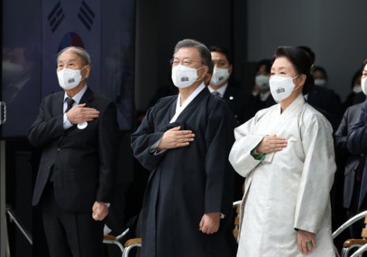 [서울=뉴시스] 김진아 기자 = 문재인 대통령과 김정숙 여사가 1일 서울 서대문구 국립 대한민국임시정부 기념관에서 열린 제103주년 3.1절 기념식에서 국민의례를 하고 있다. 2022.03.01. bluesoda@newsis.com <저작권자ⓒ 공감언론 뉴시스통신사. 무단전재-재배포 금지.> /사진=뉴시스화상