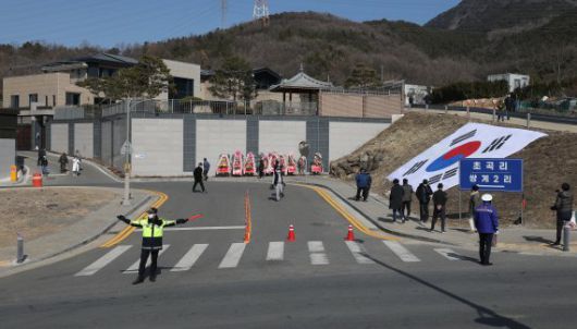 박근혜 전 대통령이 대구시 달성군 유가읍 사저에 전입신고를 마쳤다. 박 전 대통령 사저 입구에 대형 태극기가 설치돼 있다. 사진=뉴스1