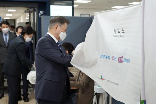 문재인 대통령이 제20대 대통령선거 사전투표 첫날인 4일 오전 서울 종로구 삼청동 주민센터에 마련된 투표소에서 투표를 위해 기표소로 들어가고 있다. 뉴시스.                                    이재명 더불어민주당 대선후보와 윤석열 국민의힘 대선후보가 지난달 26일 오후 경기 고양시 일산문화공원, 서울 양천구 목동현대백화점에서 각각 지지를 호소하는 연설을 하고 있다. 국회사진취재단, 뉴스1